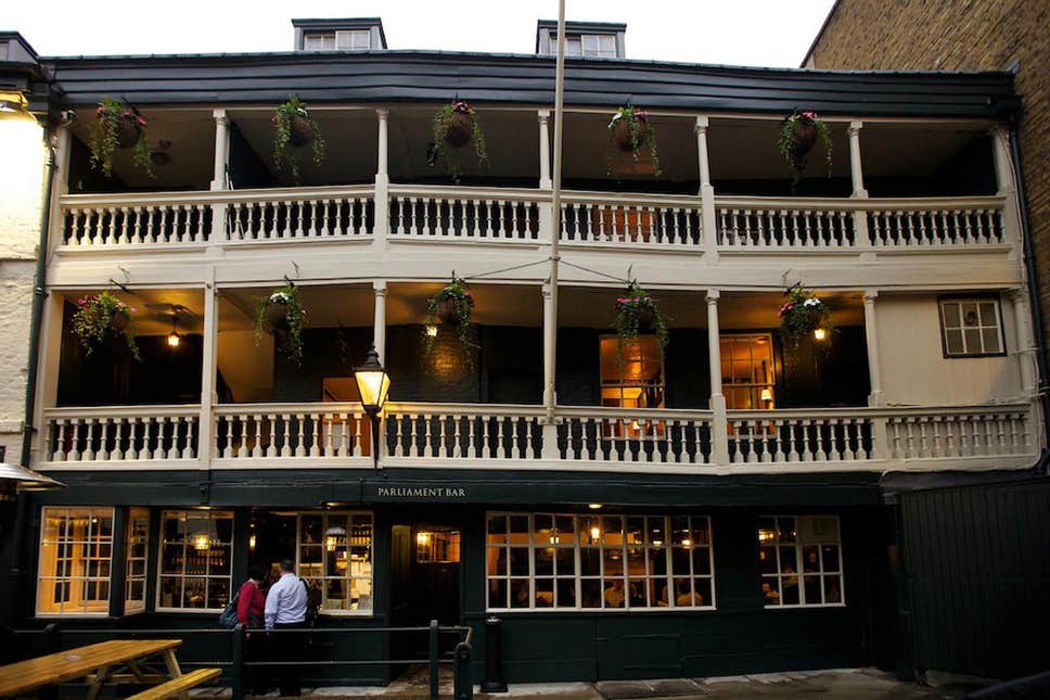 lo storico Pub George Inn
